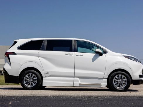 Used 2022 Toyota Sienna LE image 8