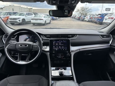 Used 2023 Jeep Grand Cherokee L Laredo image 9