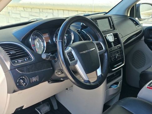 Used 2014 Chrysler Town & Country Touring-L w/ Driver Convenience Group FWD image 8