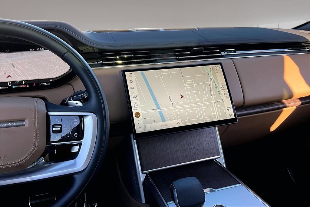 Certified 2025 Land Rover Range Rover SE AWD/4WD image 9