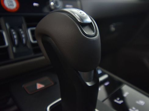 Certified 2025 Porsche Macan AWD/4WD image 34