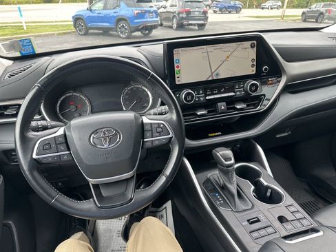 Used 2023 Toyota Highlander XLE image 14