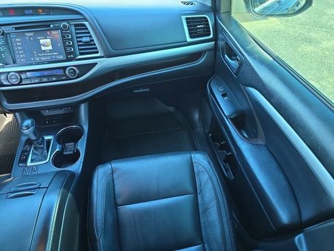 Used 2018 Toyota Highlander XLE FWD image 15