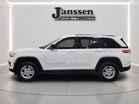 Used 2023 Jeep Grand Cherokee Laredo image 2