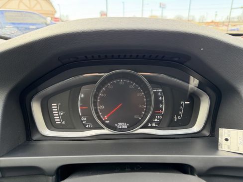 Used 2017 Volvo S60 T5 Inscription image 25