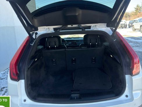 Used 2022 Cadillac XT4 Luxury w/ Cold Weather Package image 8