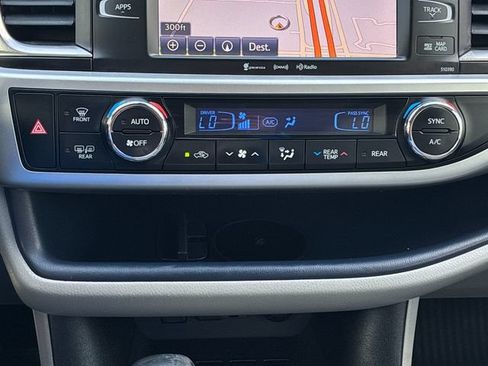 Used 2019 Toyota Highlander XLE AWD/4WD image 23