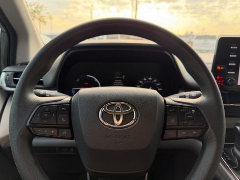 Used 2022 Toyota Sienna LE FWD image 11