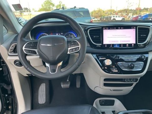 Used 2023 Chrysler Pacifica Touring-L image 20