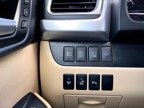 Used 2018 Toyota Highlander Limited Platinum FWD image 36