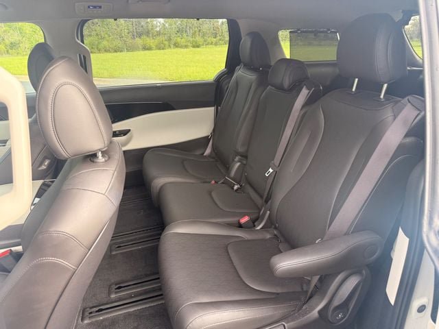 Used 2024 Kia Carnival EX FWD image 12