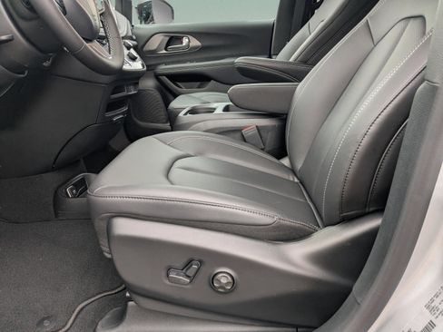 New 2026 Chrysler Pacifica Select image 23