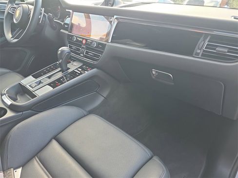 Used 2025 Porsche Macan image 19