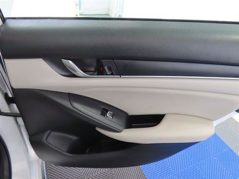 Used 2018 Honda Accord EX image 32
