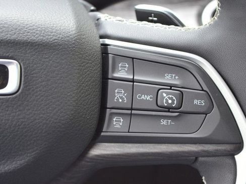 Used 2023 Jeep Grand Cherokee L Limited w/ Black Appearance Package AWD/4WD image 21