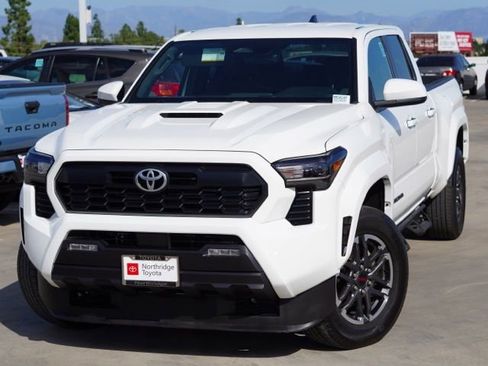 Certified 2025 Toyota Tacoma TRD Sport image 3