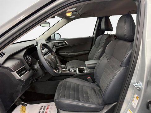 Used 2024 Mitsubishi Outlander SE image 12