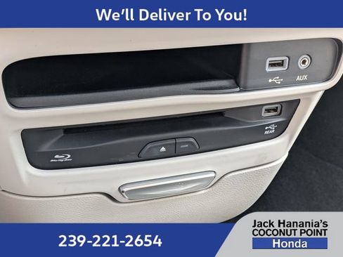 Used 2019 Chrysler Pacifica Touring-L Plus w/ Tire & Wheel Group FWD image 32