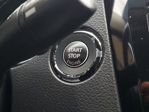 Used 2017 Nissan Rogue SV FWD image 29