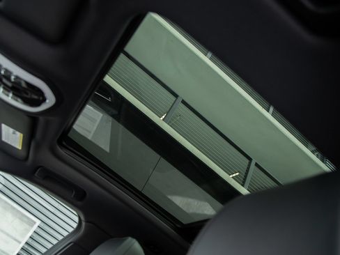 Certified 2024 Porsche Macan AWD/4WD image 20