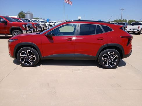 Used 2026 Chevrolet Trax RS w/ Sunroof Package FWD image 2