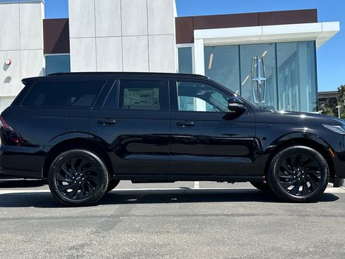 New 2026 Lincoln Navigator Reserve w/ Jet Appearance Package AWD/4WD image 2