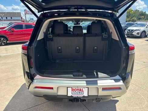Used 2024 Nissan Pathfinder Platinum FWD image 8