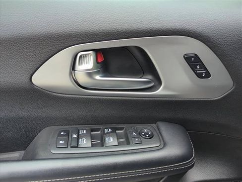 Used 2019 Chrysler Pacifica Limited w/ Advanced Safetytec Group FWD image 11