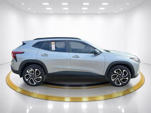 Used 2025 Chevrolet Trax RS w/ Driver Confidence Package image 5