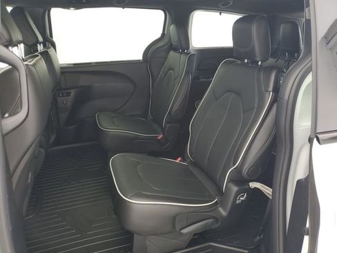 Used 2025 Chrysler Pacifica Limited FWD image 14