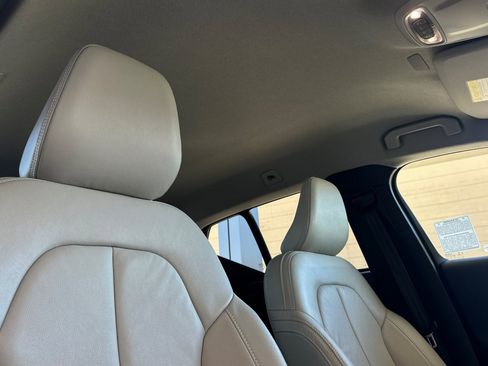 Used 2022 Volvo XC40 T5 Momentum image 16