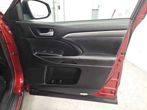 Used 2017 Toyota Highlander SE image 39