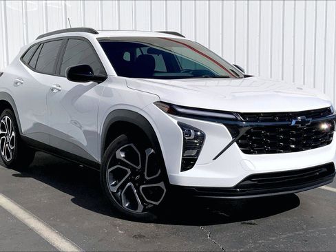 Used 2024 Chevrolet Trax RS w/ Sunroof Package image 2