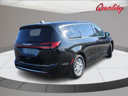 Used 2024 Chrysler Pacifica Touring-L image 3