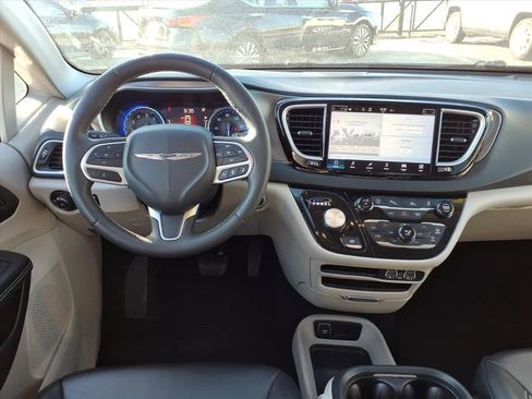 Certified 2023 Chrysler Pacifica Touring-L image 13