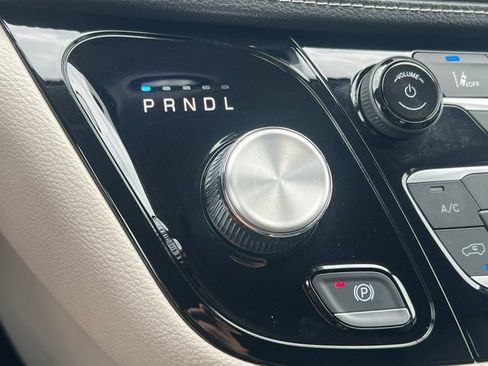 Used 2023 Chrysler Pacifica Touring-L FWD image 30