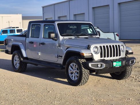 Used 2023 Jeep Gladiator Sport image 2