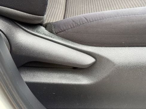 Used 2021 Toyota Highlander LE FWD image 30