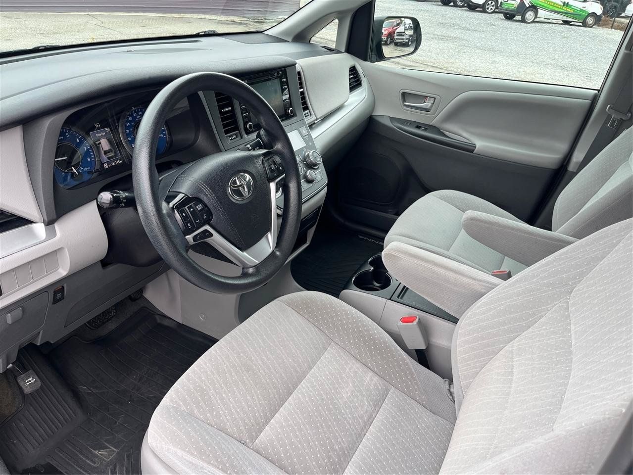 Used 2019 Toyota Sienna LE FWD image 9