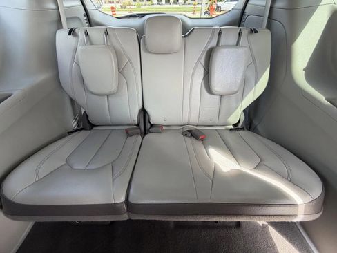 Used 2018 Chrysler Pacifica Touring-L FWD image 18