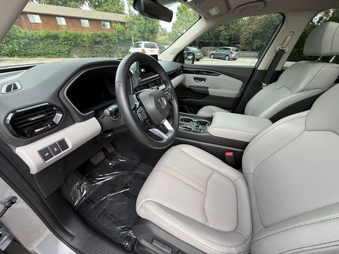 Used 2023 Honda Pilot Touring image 9