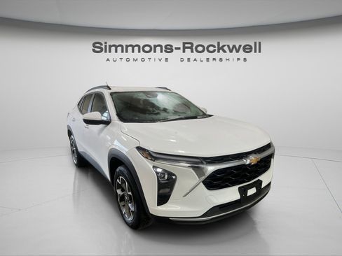 Used 2025 Chevrolet Trax LT w/ LT Convenience Package image 3