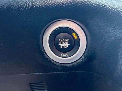 Used 2025 Chrysler Pacifica Select FWD image 33
