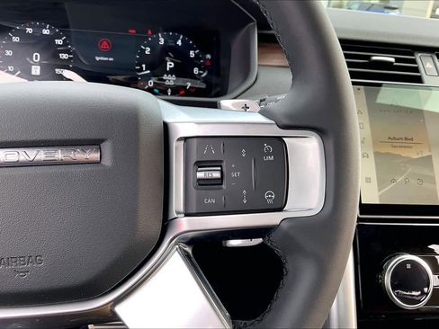 New 2026 Land Rover Discovery Dynamic SE image 18