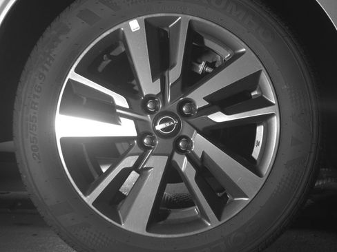 Used 2025 Nissan Versa SV image 15