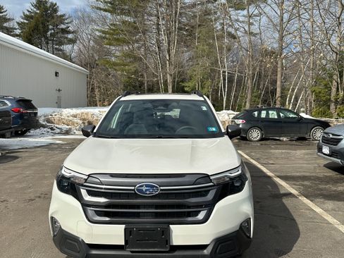 Used 2025 Subaru Forester Premium image 2