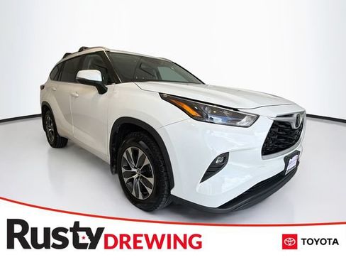 Used 2023 Toyota Highlander XLE AWD/4WD image 1