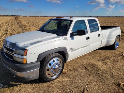 Used 2007 Chevrolet Silverado 3500 2WD Crew Cab w/ Heavy-Duty Power Package image 3