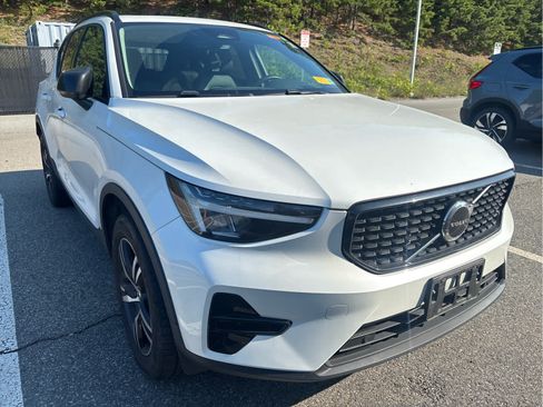 Used 2024 Volvo XC40 B5 Core w/ Protection Package Premier AWD/4WD image 3
