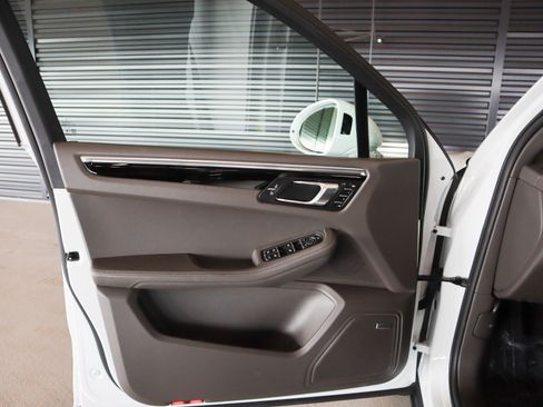 Certified 2025 Porsche Macan image 24